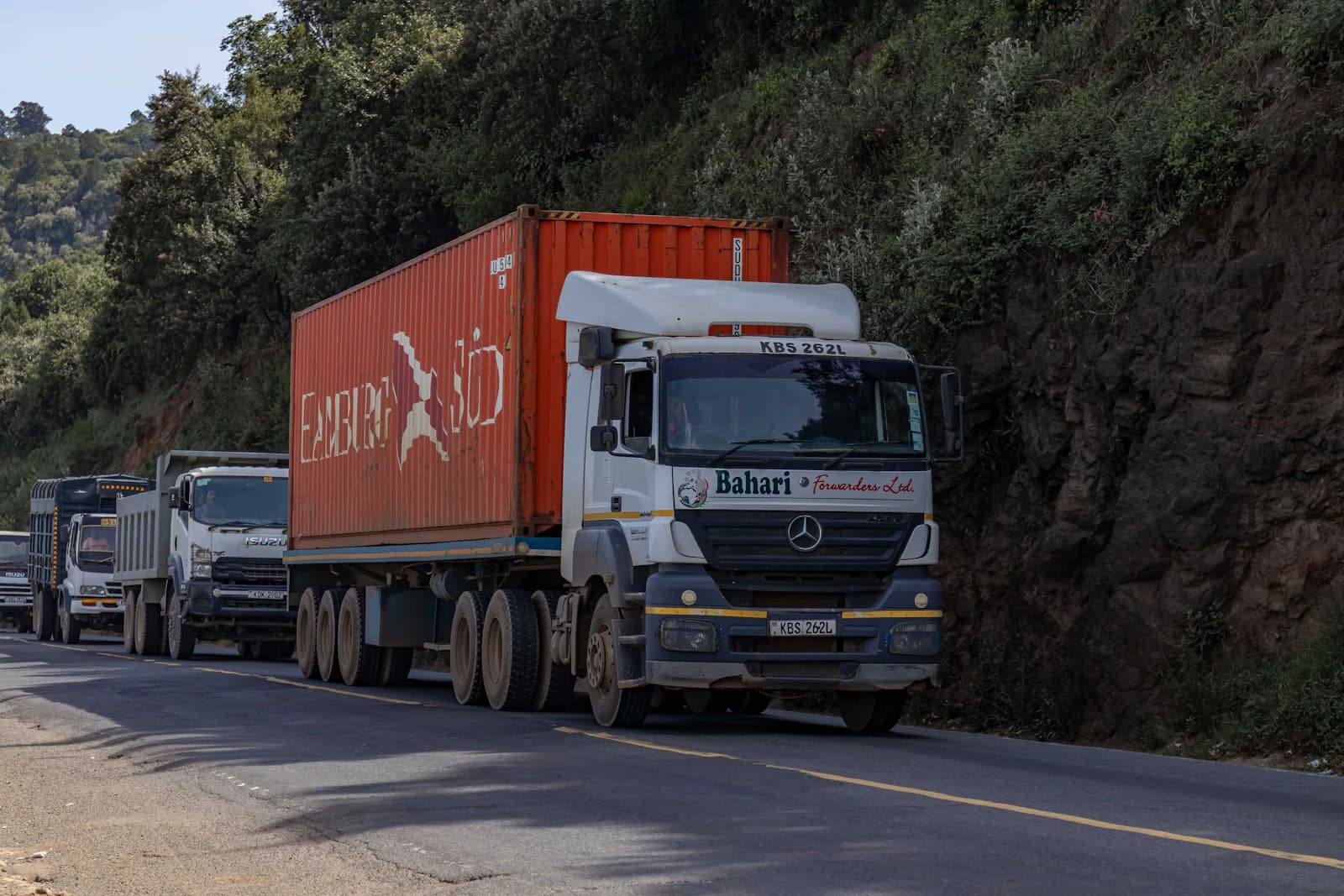 Carreta com contêiner em rodovia