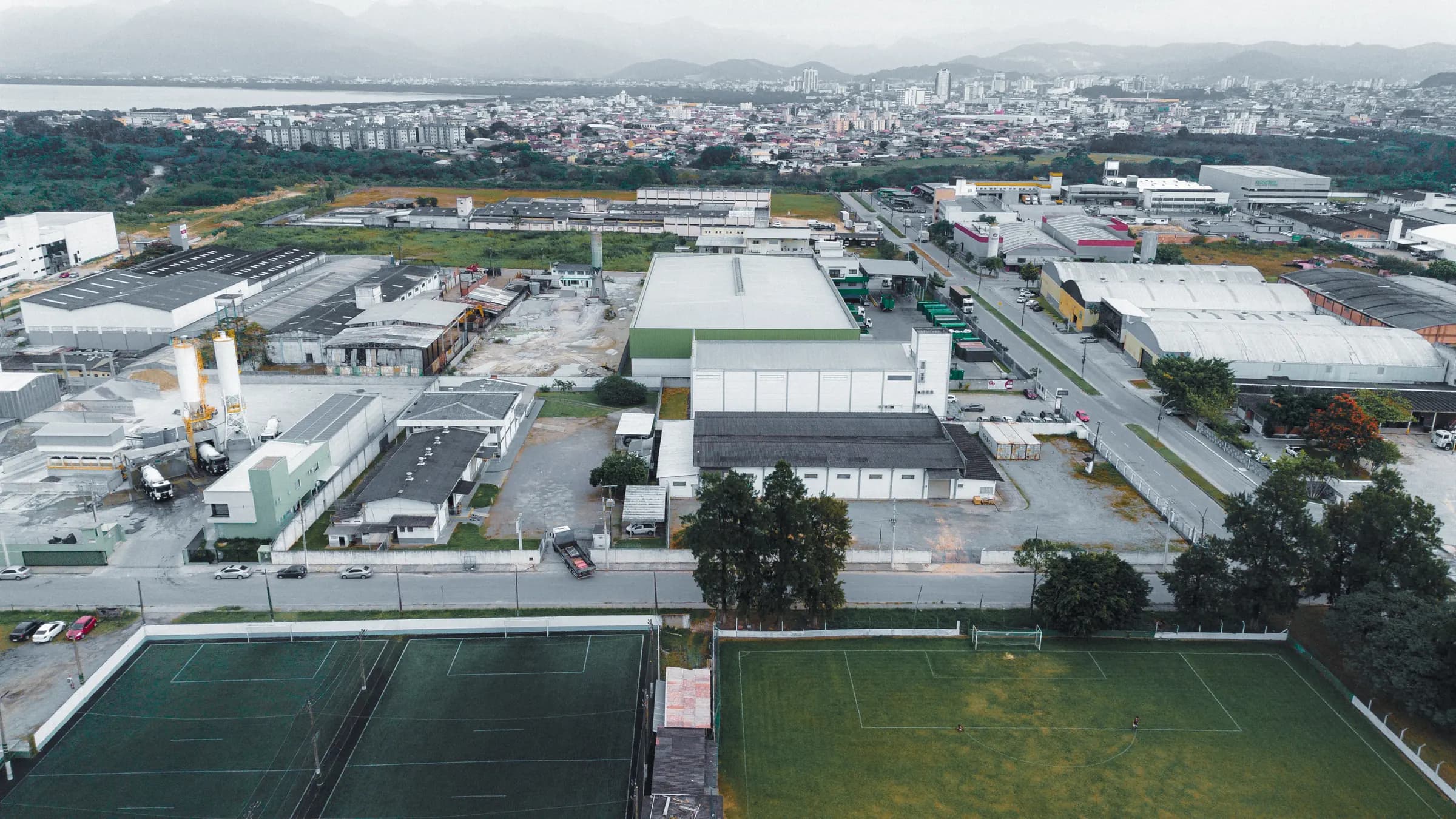 Vista aérea do complexo da Zuplog na área industrial de São José (SC), com a cidade ao fundo