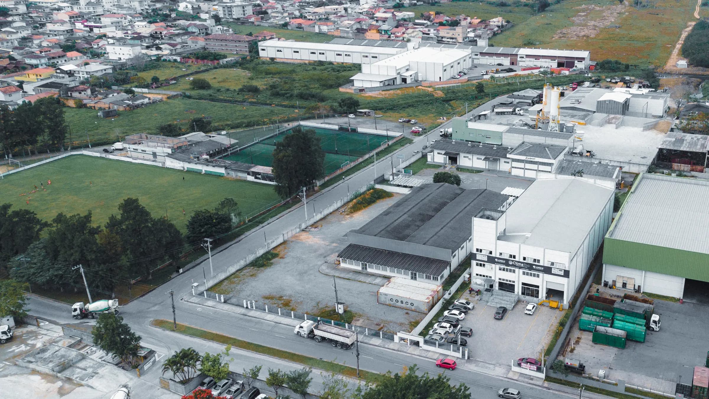 Vista aérea do galpão e do prédio de salas do complexo da Zuplog