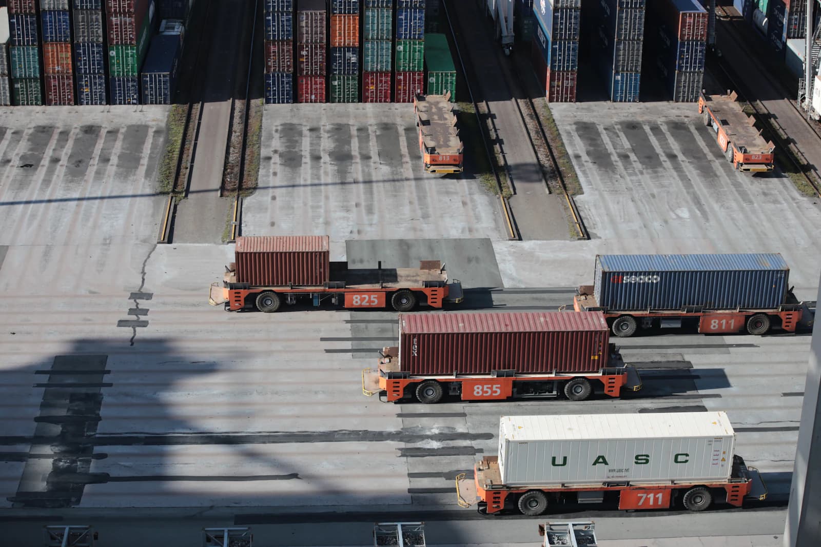 Veículos transportando contêineres em um terminal portuário
